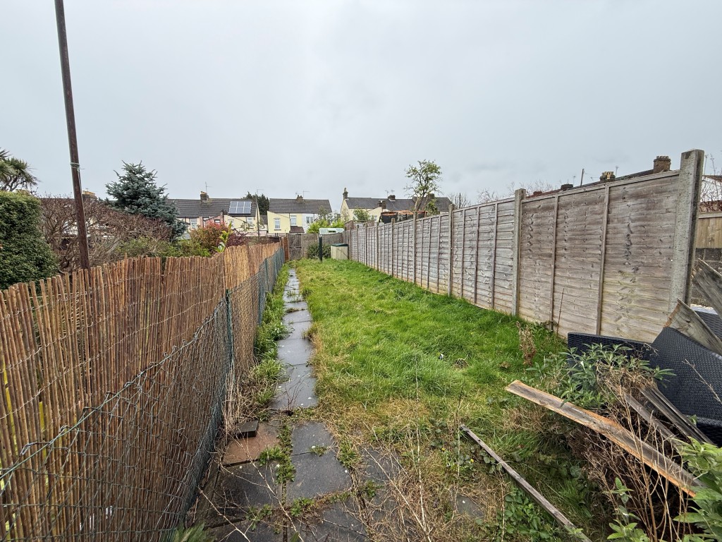 Lot: 97 - MID-TERRACE HOUSE FOR IMPROVEMENT - Garden